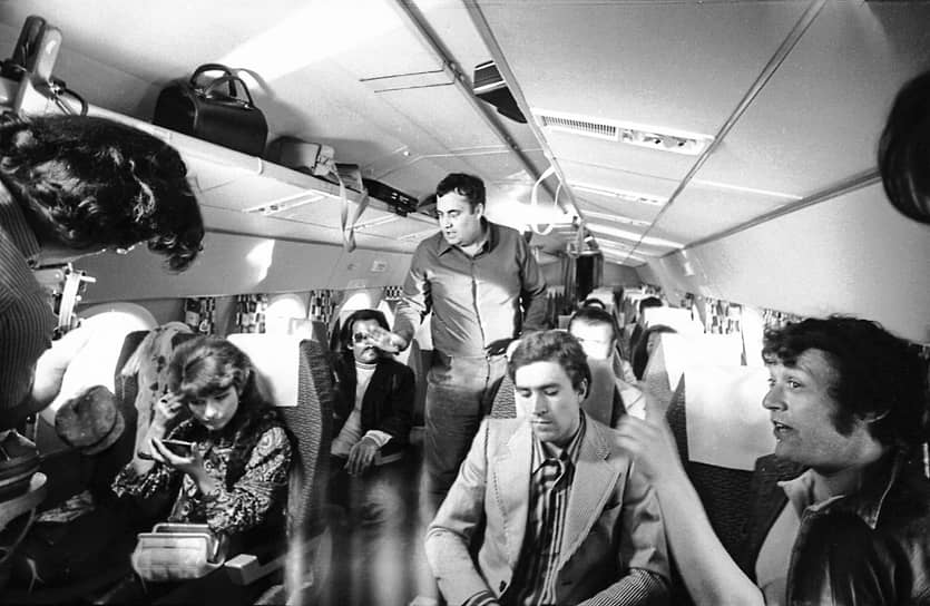 В основу комедии «Невероятные приключения итальянцев в России» лег сценарий Эмиля Брагинского и Эльдара Рязанова «Спагетти по-русски». Он был написан в 1970 году, но отвергнут руководством Госкино. Реализовать его удалось благодаря тому, что после съемок эпопеи «Ватерлоо» Сергея Бондарчука итальянские партнеры задолжали киностудии «Мосфильм», и эти деньги требовалось срочно вложить в совместное производство&lt;br> На фото: Эльдар Рязанов (в центре) на съемках фильма «Невероятные приключения итальянцев в России», 1973 год