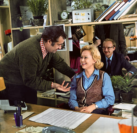 Фильм «Служебный роман» был снят по пьесе Эмиля Брагинского и Эльдара Рязанова «Сослуживцы», к тому времени с успехом поставленной в 134 театрах страны. Еще на этапе написания сценария будущей картины режиссер получил от руководства киностудии «Мосфильм» свободу на утверждение исполнителей и определился с основным актерским составом&lt;br>
На фото: Эльдар Рязанов (слева), Светлана Немоляева и Андрей Мягков на съемках фильма «Служебный роман», 1976 год