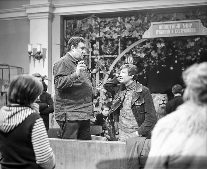 Сюжет сатирической комедии «Гараж» основан на реальном случае из жизни Эльдара Рязанова. В то время он был пайщиком гаражного кооператива, строительство которого длилось уже 10 лет. На одном из заседаний правление объявило, что исключает из кооператива несколько человек. Эльдару Александровичу было совестно, что он повел себя как трусливое большинство и не защитил исключенных. Сценарий, написанный им вместе с Эмилем Брагинским, стал своеобразным выступлением, на которое он не решился в жизни&lt;br>
На фото: Эльдар Рязанов (слева) и Игорь Костолевский на съемках фильма «Гараж», 1979 год