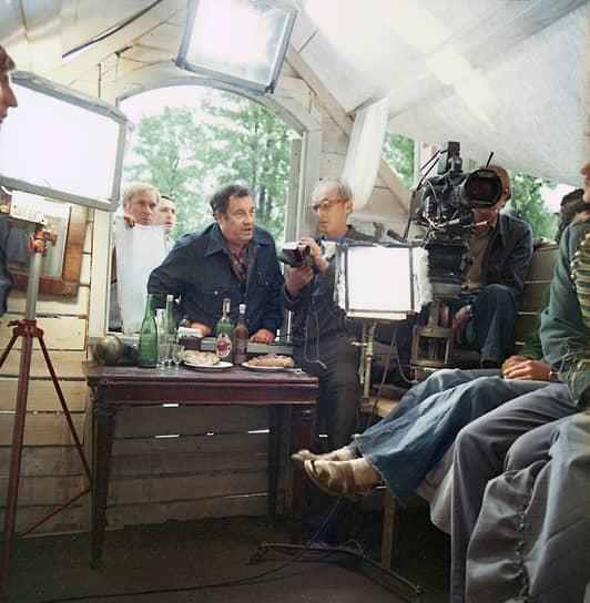 Идея фильма «О бедном гусаре замолвите слово» пришла к Эльдару Рязанову, когда он в Петропавловской крепости снимал один из эпизодов комедии «Невероятные приключения итальянцев в России». Режиссер представил, как в этих декорациях мог бы смотреться гусарский полк&lt;br>
На фото: Эльдар Рязанов на съемочной площадке фильма «О бедном гусаре замолвите слово», 1980 год