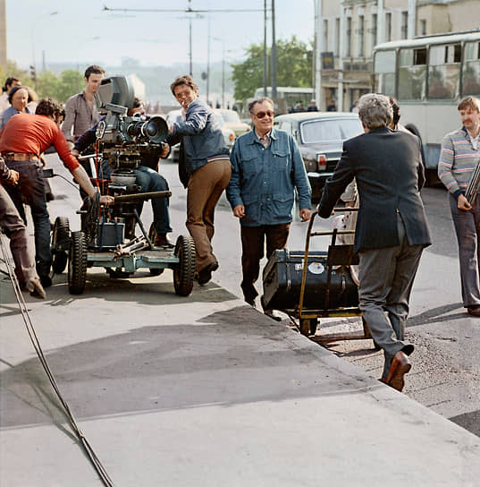 Эльдар Рязанов считал фильм «Вокзал для двоих» завершением трилогии о любви, в которую входили также картины «Ирония судьбы, или С легким паром!» и «Служебный роман». По мнению режиссера, все они рассказывают о том, как два прекрасных, но невезучих человека находят друг друга в быстротекущем потоке жизни&lt;br>
На фото: Эльдар Рязанов и Олег Басилашвили на съемках фильма «Вокзал для двоих», 1982 год