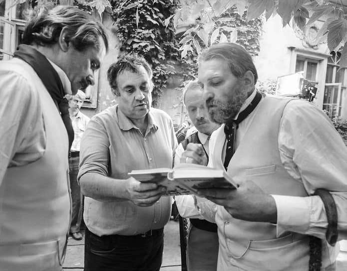 Фильм «Жестокий романс», снятый по пьесе Островского «Бесприданница», — единственная экранизация русской классики в фильмографии Эльдара Рязанова. По словам Никиты Михалкова, на съемочной площадке режиссер прислушивался к идеям актеров, позволял им импровизировать, нередко делая исполнителей соавторами той или иной сцены&lt;br>
На фото слева направо: Никита Михалков, Эльдар Рязанов, Виктор Проскурин и Алексей Петренко на съемках фильма «Жестокий романс», 1984 год