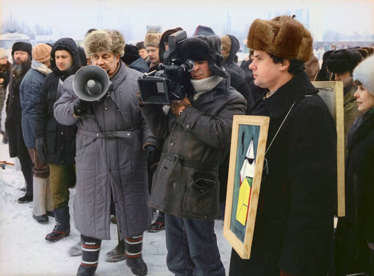 Пьеса «Аморальная история» была написана Эмилем Брагинским и Эльдаром Рязановым в 1976 году. Но тогда жесткую сатиру на бюрократию не взялся поставить ни один театр. Киносценарий тоже был отклонен. Приступить к съемкам фильма «Забытая мелодия для флейты» по переработанному сценарию удалось лишь спустя 10 лет, уже в эпоху перестройки&lt;br>
На фото: Эльдар Рязанов на съемках фильма «Забытая мелодия для флейты», 1987 год