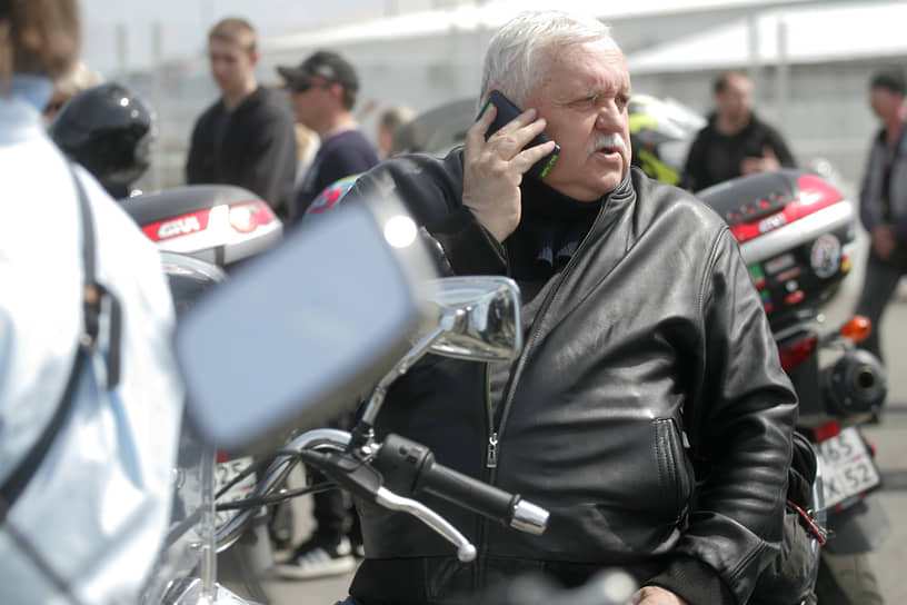 Телефонные мошенники обманом заставляют жертв снимать наличные и передавать их курьерам