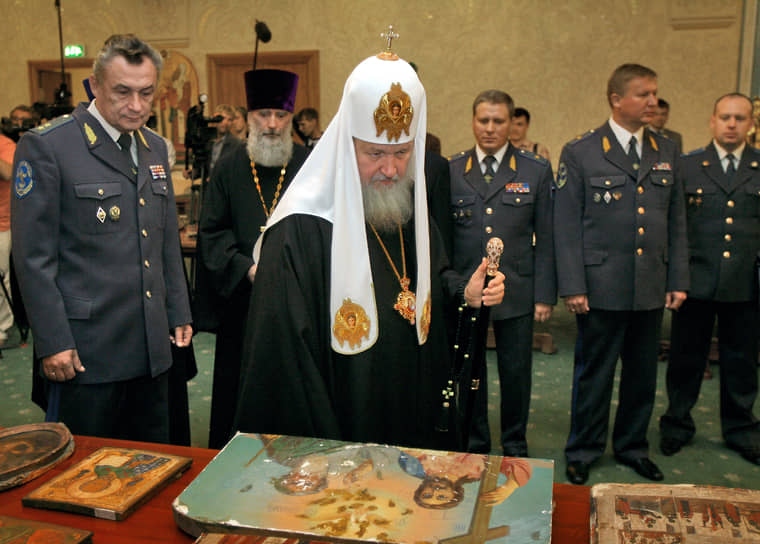 С начальником Следственного комитета при МВД РФ Алексеем Аничиным (слева) на церемонии передачи РПЦ ценностей, похищенных из церквей и монастырей России, 2009 год