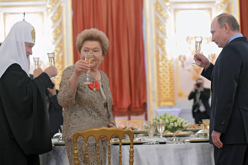 С вдовой первого президента России Бориса Ельцина Наиной и президентом Владимиром Путиным в Кремлевском дворце, 2017 год