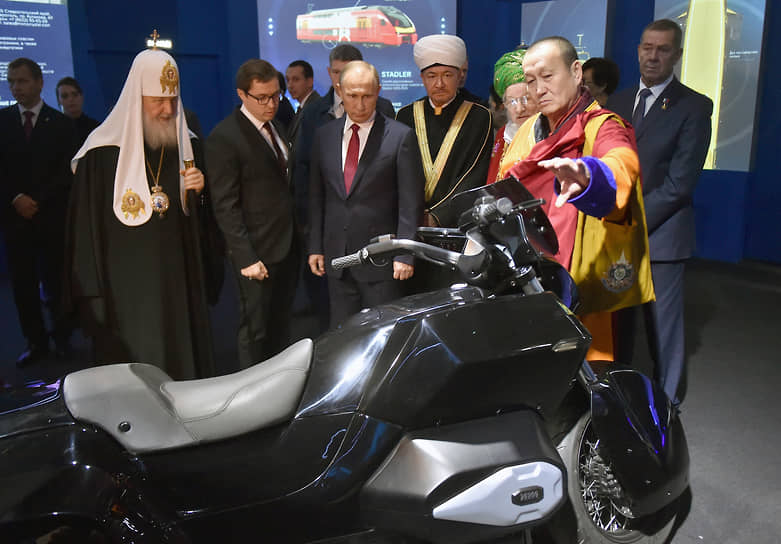 Патриарх Московский и всея Руси Кирилл (слева), президент Владимир Путин (третий слева), председатель Совета муфтиев России Равиль Гайнутдин (третий справа) и глава российских буддистов Пандито Хамбо лама Дамба Аюшев (справа) на открытии выставки «Россия, устремленная в будущее», 2017 год