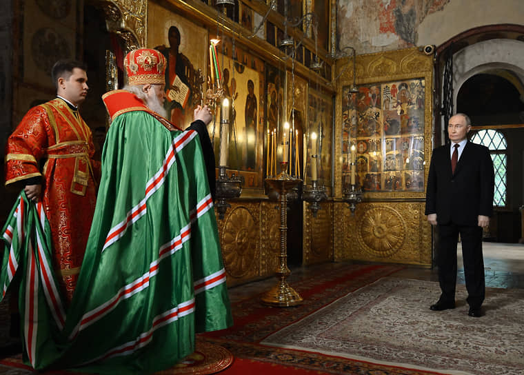 Патриарх Кирилл во время молебна в Благовещенском соборе Кремля в честь инаугурации президента Владимира Путина (справа), 2024 год 