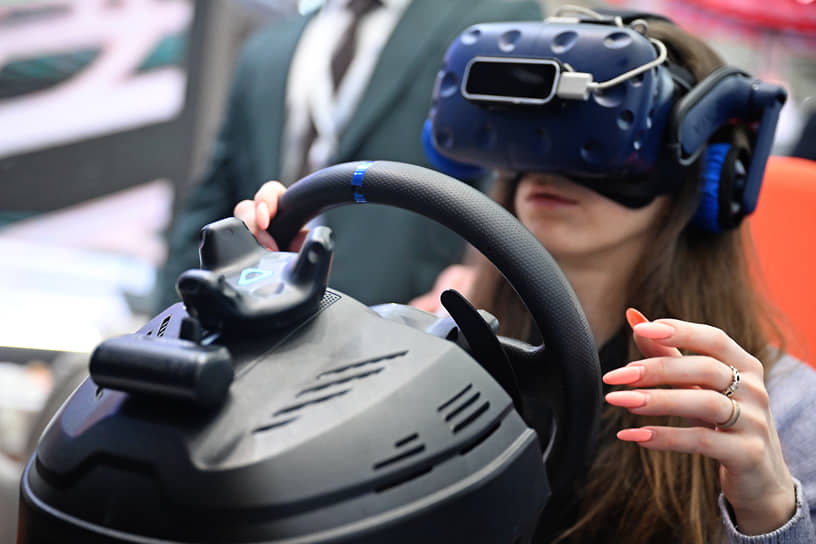 Посетительница выставки «Транспорт России» 