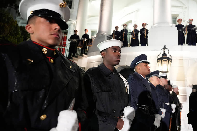 Военнослужащие почетного караула 