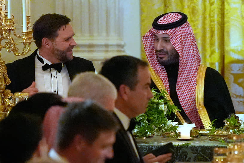 Вице-президент США Джей Ди Вэнс с наследным принцем, премьер-министром Саудовской Аравии Мухаммедом бен Сальманом Аль Саудом