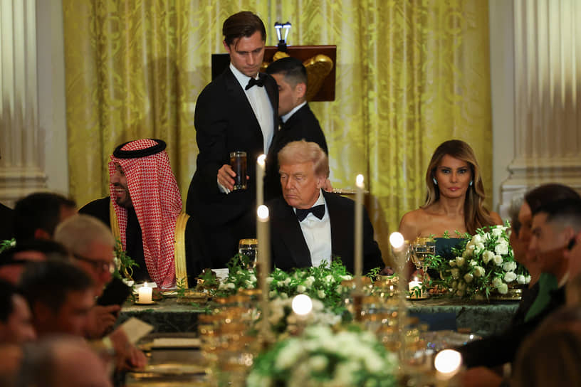 Президент США Дональд Трамп (в центре) с женой Меланией и наследным принцем, премьер-министром Саудовской Аравии Мухаммедом бен Сальманом Аль Саудом