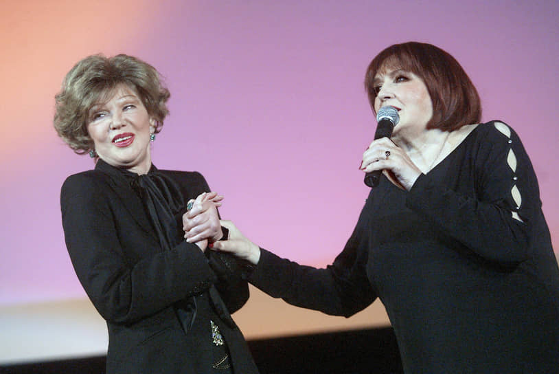 Свою первую награду Нонна Мордюкова получила в 1949 году, когда стала лауреатом Госпремии СССР за роль Ульяны Громовой в фильме «Молодая гвардия». В 1973 году она получила Госпремию РСФСР имени Братьев Васильевых. Нонна Мордюкова — народная артистка СССР, награждена орденом «За заслуги перед Отечеством» III степени
&lt;br>На фото: актрисы Нонна Мордюкова и Людмила Гурченко (слева), 2005 год