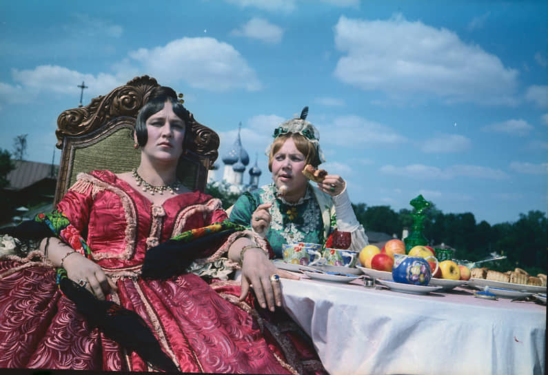 Нонна Мордюкова (полное имя Ноябрина) родилась в селе Константиновка Донецкой области. Детство будущей актрисы прошло на Кубани, где ее мать работала председателем колхоза. Сниматься в кино Нонна Мордюкова мечтала с детства, на актерский факультет ВГИКа будущая актриса поступила после окончания войны в 1945 году
&lt;br>На фото: актрисы Нонна Мордюкова и Лидия Смирнова (слева) в комедии «Женитьба Бальзаминова», 1964 год