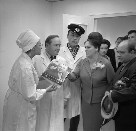 В комедии «Тридцать три» (1965) Нонне Мордюковой досталась роль начальника Облздравотдела Пристяжнюк (на фото). В ключевой сцене отправки технолога Травкина на Марс ей предстояло выступить с трибуны. Сцену снимали в Ростове на привокзальной площади. Пламенная речь Мордюковой привлекала любопытных пассажиров, тем самым обеспечила бесплатную массовку, на которую рассчитывал режиссер Георгий Данелия