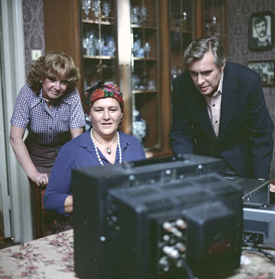 В фильме «Вокзал для двоих» Нонна Мордюкова сыграла роль рыночной перекупщицы, известной как Дядя Миша. Актриса основательно поработала над образом, придумав множество деталей богатой и одновременно безвкусной обстановки в квартире героини
&lt;br>На фото: Людмила Гурченко (Вера), Нонна Мордюкова (Дядя Миша) и Олег Басилашвили (Платон Рябинин) на съемках фильма «Вокзал для двоих», 1982 год