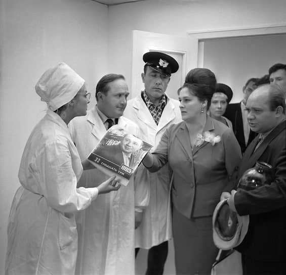 В комедии «Тридцать три» (1965) Нонне Мордюковой досталась роль начальника Облздравотдела Пристяжнюк (на фото). В ключевой сцене отправки технолога Травкина на Марс ей предстояло выступить с трибуны. Сцену снимали в Ростове на привокзальной площади. Пламенная речь Мордюковой привлекала любопытных пассажиров, тем самым обеспечила бесплатную массовку, на которую рассчитывал режиссер Георгий Данелия