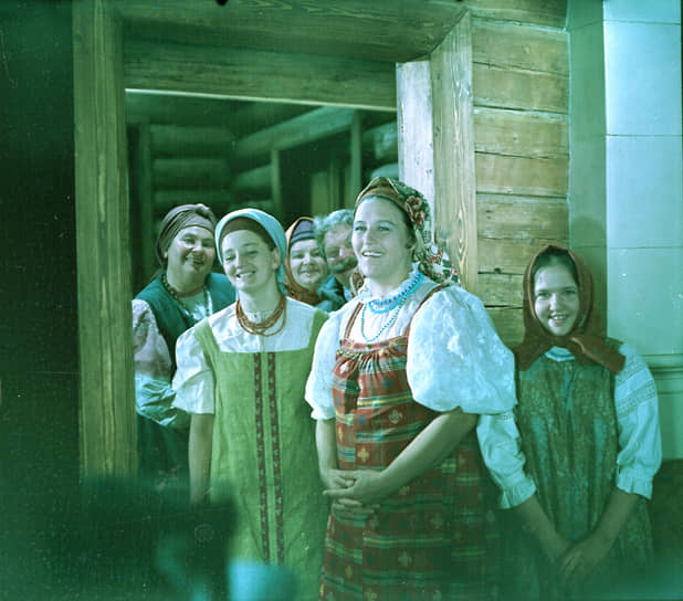 В 1965 году Нонна Мордюкова (в центре) сыграла эпизодическую, но яркую роль Анисьюшки в киноэпопее «Война и мир» режиссера Сергея Бондарчука, который когда-то учился в той же школе города Ейска, что и она. Именно Бондарчук, будучи студентом ВГИКа, посоветовал юной Нонне ехать в Москву и поступать на актерский факультет