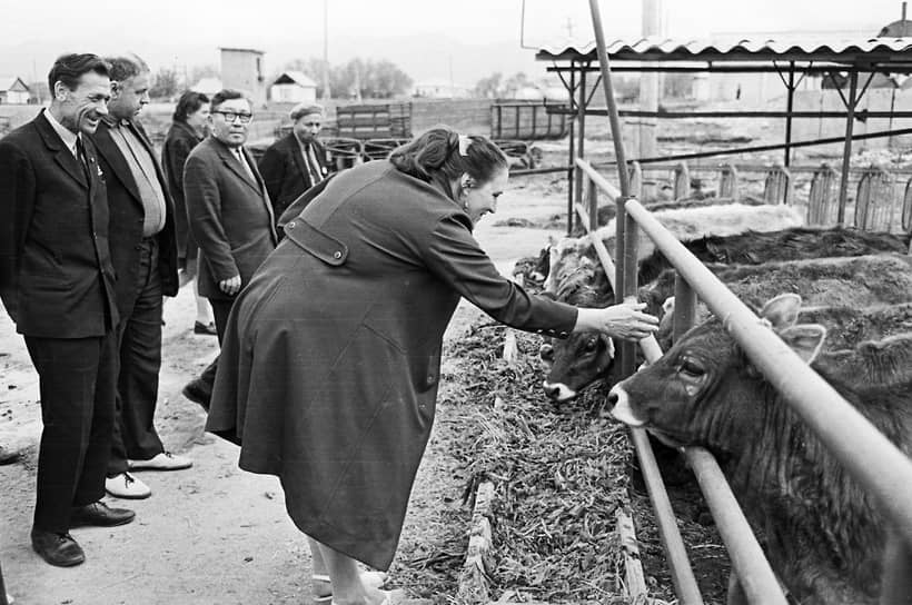 «Я сильна только там, где я посыльная от земли, от родины, от болей и радостей сегодняшней жизни, от людей, которых я люблю… Я лист от корня, которому служу всей душой. И пусть я отлечу когда-то – меня сменят по весне другие листья из моей породы»