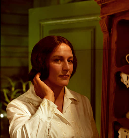 Сын Нонны Мордюковой и Вячеслава Тихонова Владимир впоследствии также стал актером, в 1971 году сыграл вместе с матерью в фильме «Русское поле». История трагической гибели сына на экране в 1990 году нашла отражение в реальной жизни актрисы: Владимир скончался в возрасте 40 лет от сердечной недостаточности