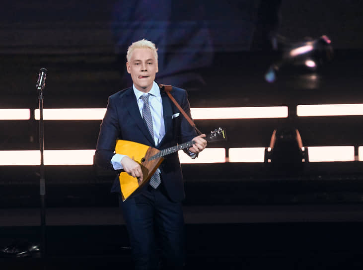 Артист сыграл на балалайке и спел частушки