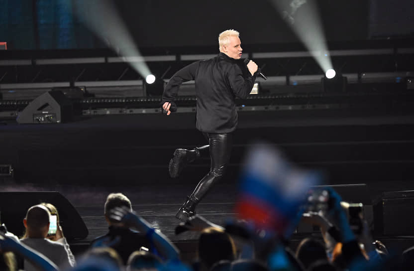 Shaman прошел через весь зрительный зал, исполняя свою новую композицию «Я красиво живу», выпущенную совместно с джазменом Игорем Бутманом