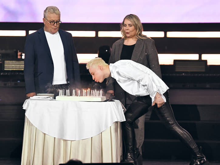 Певец Shaman и его родители Юрий и Людмила Дроновы с праздничным тортом