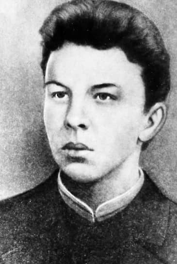 На третьем курсе Петербургского университета Александр Ульянов (на фото) получил золотую медаль за работу по зоологии беспозвоночных. Впоследствии медаль заложил. По одной версии, чтобы купить компоненты для взрывчатки, по другой — дать денег Говорухину на бегство