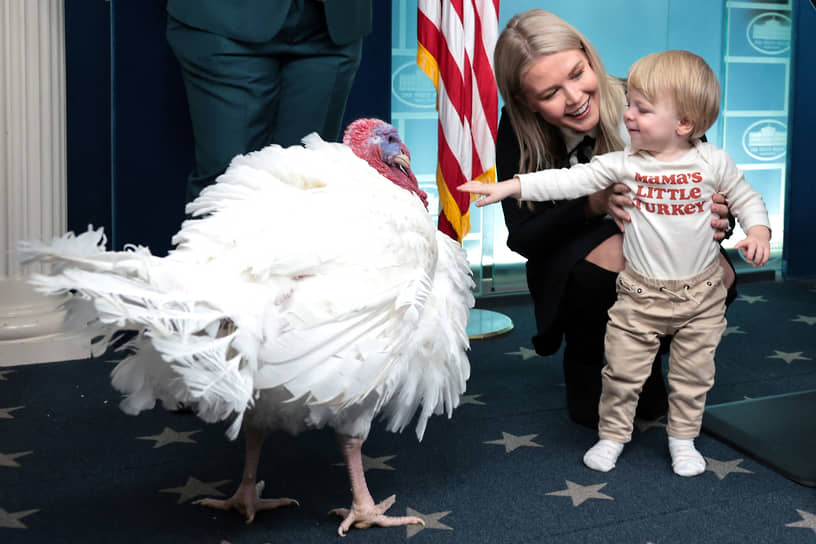 Пресс-секретарь Белого дома Кэролайн Ливитт с сыном Нико на помиловании