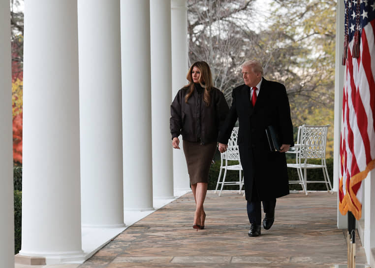 Дональд Трамп заявил, что в нынешнем году помиловал самых больших индеек, которых когда-либо дарили американским президентам в честь праздника: каждая почти 25 кг
&lt;br>На фото: Дональд Трамп с женой Меланией в саду Белого дома