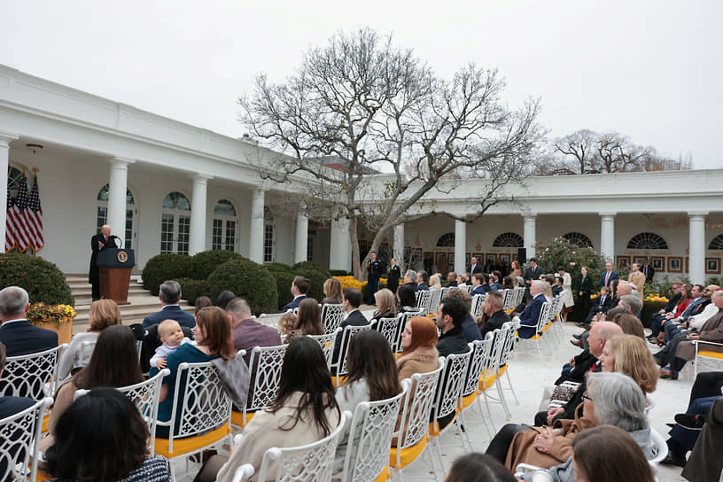 Статус национального праздника США День благодарения приобрел в 1863 году по указу президента Авраама Линкольна. Однако дата его проведения была окончательно закреплена в 1941 году, когда Конгресс США законодательно утвердил празднование в четвертый четверг ноября. Традиция президентского помилования индеек берет свое начало в 1863 году от того же Линкольна. Ежегодной церемония стала лишь в 1947 года, когда Национальная федерация индейки и Национальный совет птицезаводчиков подарили птицу президенту США Гарри Трумэну