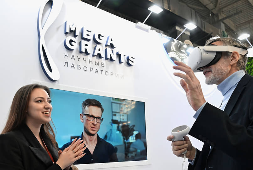 Стенд научной лаборатории Mega Grants 