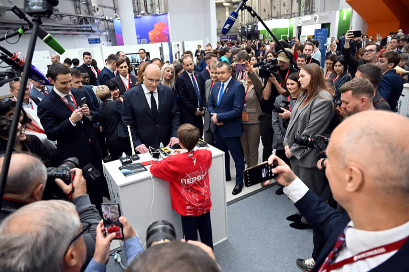 Заместитель председателя правительства Дмитрий Чернышенко (в центре) и заместитель министра науки и высшего образования Денис Секиринский (слева)