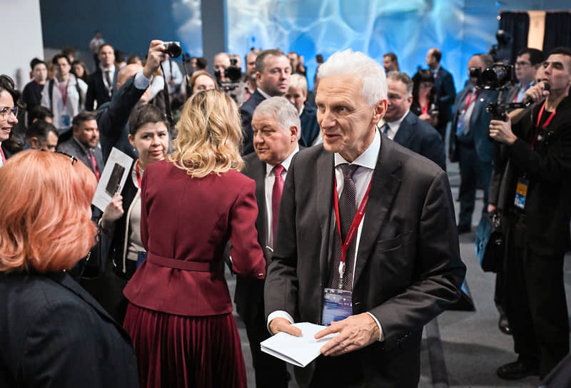 Помощник президента России Андрей Фурсенко (в центре) на КМУ