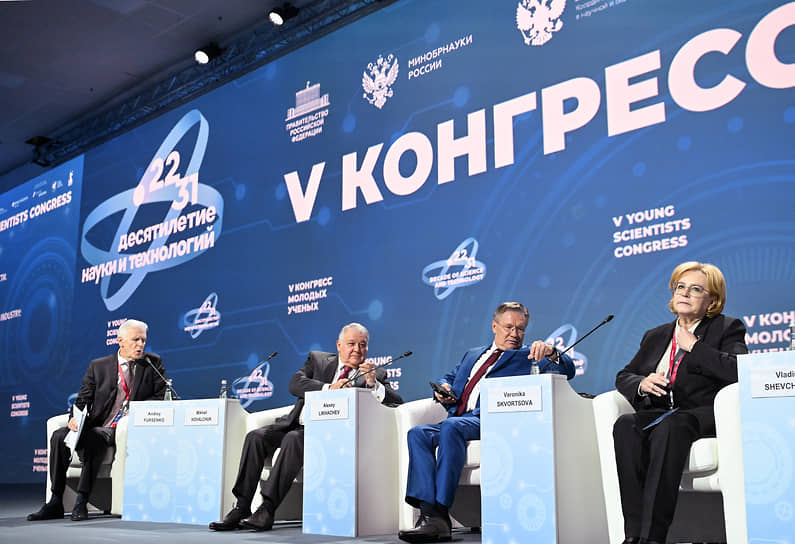 Слева направо: помощник президента РФ Андрей Фурсенко, президент Национального исследовательского центра «Курчатовский институт» Михаил Ковальчук, генеральный директор «Росатома» Алексей Лихачев и руководитель Федерального медико-биологического агентства Вероника Скворцова во время пленарной сессии КМУ