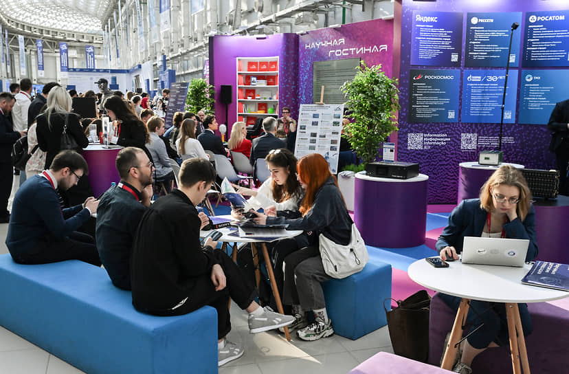 Посетители Конгресса молодых ученых