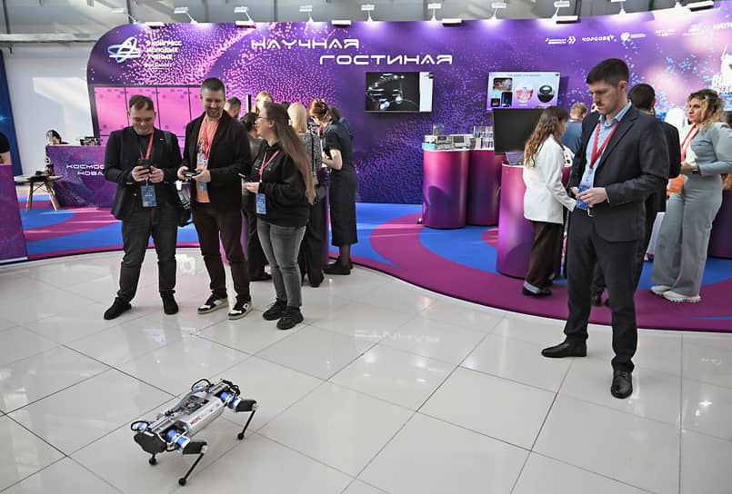 Посетители выставки и робот 