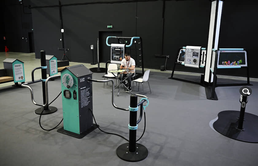 Экспонаты выставки научных достижений на стенде «Альфа-Банка»