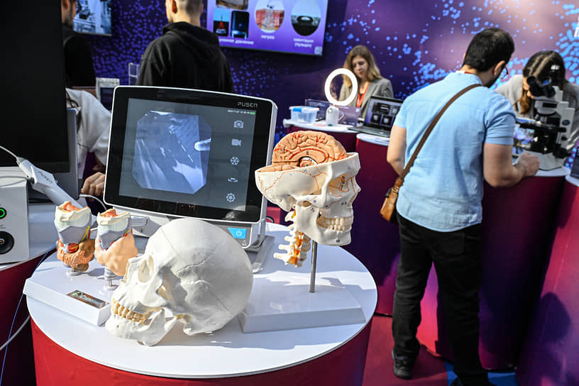 Экспонаты выставки научных достижений КМУ-2025