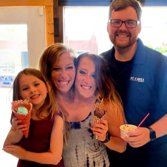 Сестры Эбби и Бриттани Хенсел, муж Эбби Джош Боул и их дочь