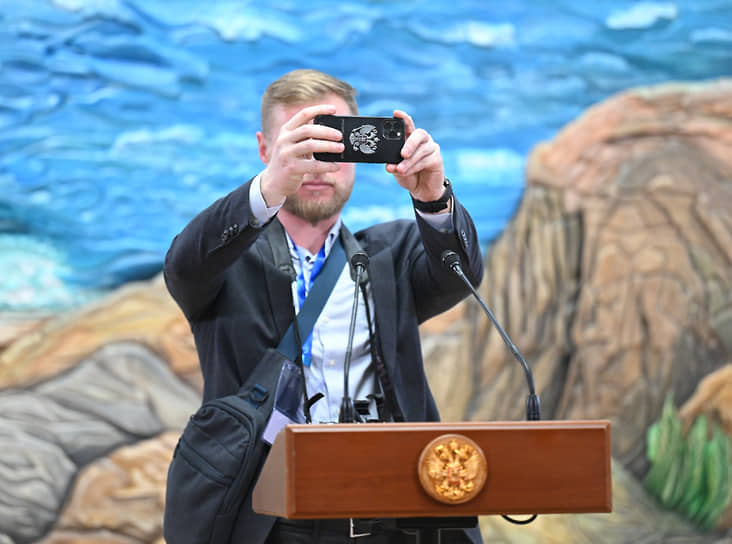 Корреспонденты стояли в очередь к пустующей стойке с микрофоном