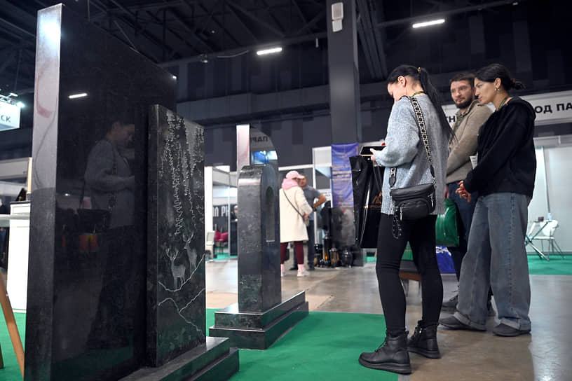 На выставке проходят курсы повышения квалификации для специалистов похоронного дела, а также различные конкурсы