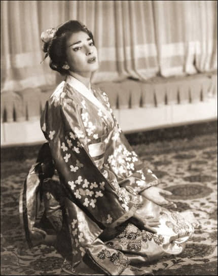 Профессиональный дебют Каллас состоялся в феврале 1941 года в небольшой партии Беатриче в опере Франца фон Зуппе «Боккаччо». Тогда же у будущей примадонны появились первые недоброжелатели. «Талант Марии был очевиден, с тех пор многие завистники пытались помешать ее появлению на сцене»,— вспоминала одна из ее коллег. Широкое признание у греческой публики певица завоевала спустя год, выступив в заглавных ролях в «Тоске» Пуччини и «Долине» Д&#39;Альбера на сцене театра «Олимпия». Критики называли ее сопрано безграничным и свободным