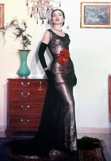 После развода родителей в 1937 году Мария уехала с матерью и сестрой в Грецию, где поступила в Национальную консерваторию. В 16 лет певица исполнила партию Сантуццы в студенческой постановке оперы Пьетро Маскани «Сельская честь», после которой ее заметили и пригласили учиться в Афинскую консерваторию. Особую роль в карьере Каллас сыграла педагог Эльвира де Идальго: она помогала юной артистке получать оплачиваемые второстепенные роли, что спасло ее семью во время войны