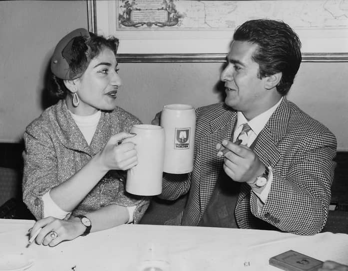 «Опера по-английски звучит слишком глупо. Никто не воспринимает это всерьез»&lt;br>
К моменту отъезда в США в сентябре 1945 года, когда ей еще не было и 22 лет, Каллас выступила уже более 56 раз в семи различных операх и дала около 20 сольных концертов. В Нью-Йорке она прошла прослушивания в Метрополитен-опере. Режиссер-постановщик Эдвард Джонсон предложил певице ведущие партии в «Мадам Баттерфляй» и «Фиделио», однако та почти без раздумий отказалась. Сама Каллас говорила, что считала себя слишком толстой для этих ролей, кроме того, ей не нравилась идея оперы на английском языке. По одной из версий, ее не устроила низкая оплата