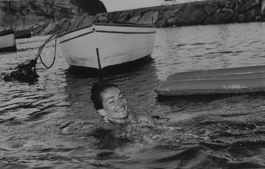 Настоящий успех пришел к певице в 1949 году, когда в течение недели она исполнила на сцене театра «Ла Фениче» в Венеции две разноплановые партии — Брунгильды в «Валькирии» Вагнера и Эльвиры в «Пуританах» Беллини. О последней роли она узнала всего за шесть дней до выступления, когда ей пришлось заменить заболевшую вокалистку. В итоге зрители стали свидетелями творческого феномена — «четыре голоса в одном горле». Каллас пела и лирические, и драматические, и колоратурные партии