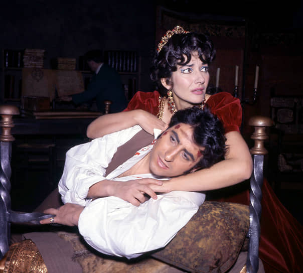 «У меня выработались какие-то стандарты, и я решила, что настало время расстаться с публикой. Если возвращусь, то начну все сначала»&lt;br>
Помимо уникального голоса и узнаваемого тембра, Каллас обладала великим трагическим талантом. Зрители приходили не только послушать ее сопрано, но и насладиться актерской игрой. Однако из-за чрезмерного напряжения и личной драмы карьера оперной дивы оказалась скоротечной. В 1965 году после неудачного выступления в роли Тоски в Ковент-гардене она надолго оставила сцену