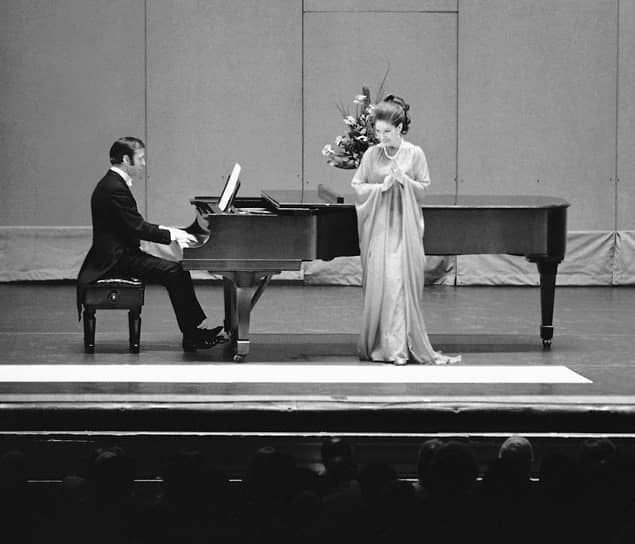 В 1973 году Каллас снова вышла на сцену, дав десятки концертов в Европе и Америке. Гастроли сопровождались восторженными овациями, однако критики замечали, что аплодисменты зрителей адресованы «легенде», которой когда-то была прима, нежели певице 1970-х годов