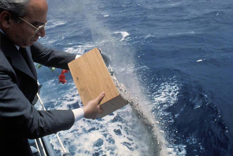 «Было бы лучше, если бы все эти люди, что восхищаются моим голосом, подарили мне бессмертие после моей смерти»&lt;br>
Последние годы жизни одна из самых успешных оперных певиц XX века провела в Париже почти в полном одиночестве, лишь изредка выходя из дома. Мария Каллас скончалась 16 сентября 1977 года в возрасте 53 лет от сердечного приступа. По некоторым данным, Каллас страдала от дерматомиозита — редкого заболевания соединительной ткани и гладкой мускулатуры. Согласно ее воле, прах примадонны был развеян над Эгейским морем