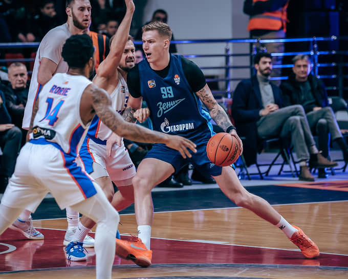 Игрок «Зенита» Лука Шаманич во время матча с «Игокеей»